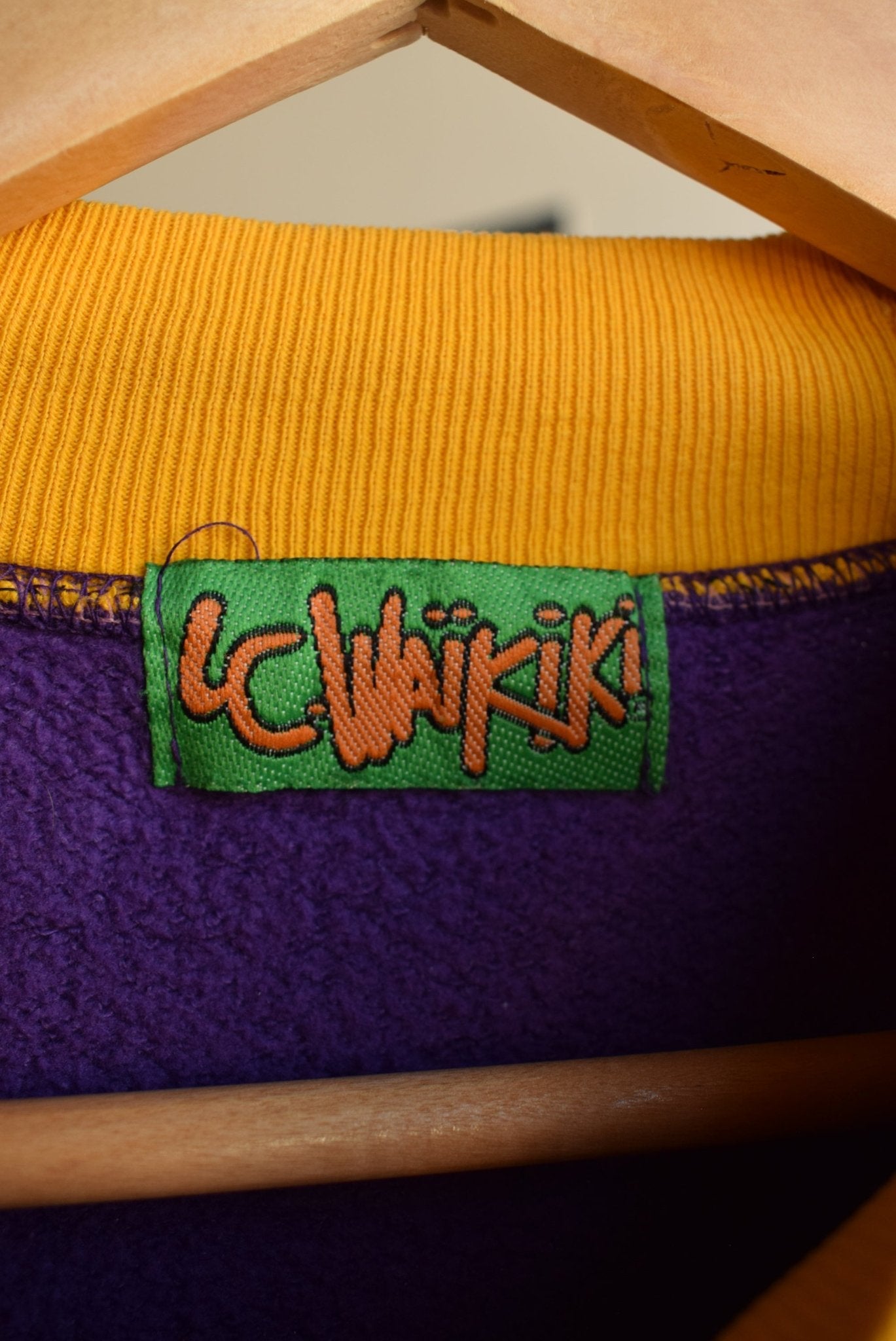 *RARE* Vintage LC Waikiki ‘Ironing Snow Board’ Embroidered Crewneck (M) - Retrospective Store