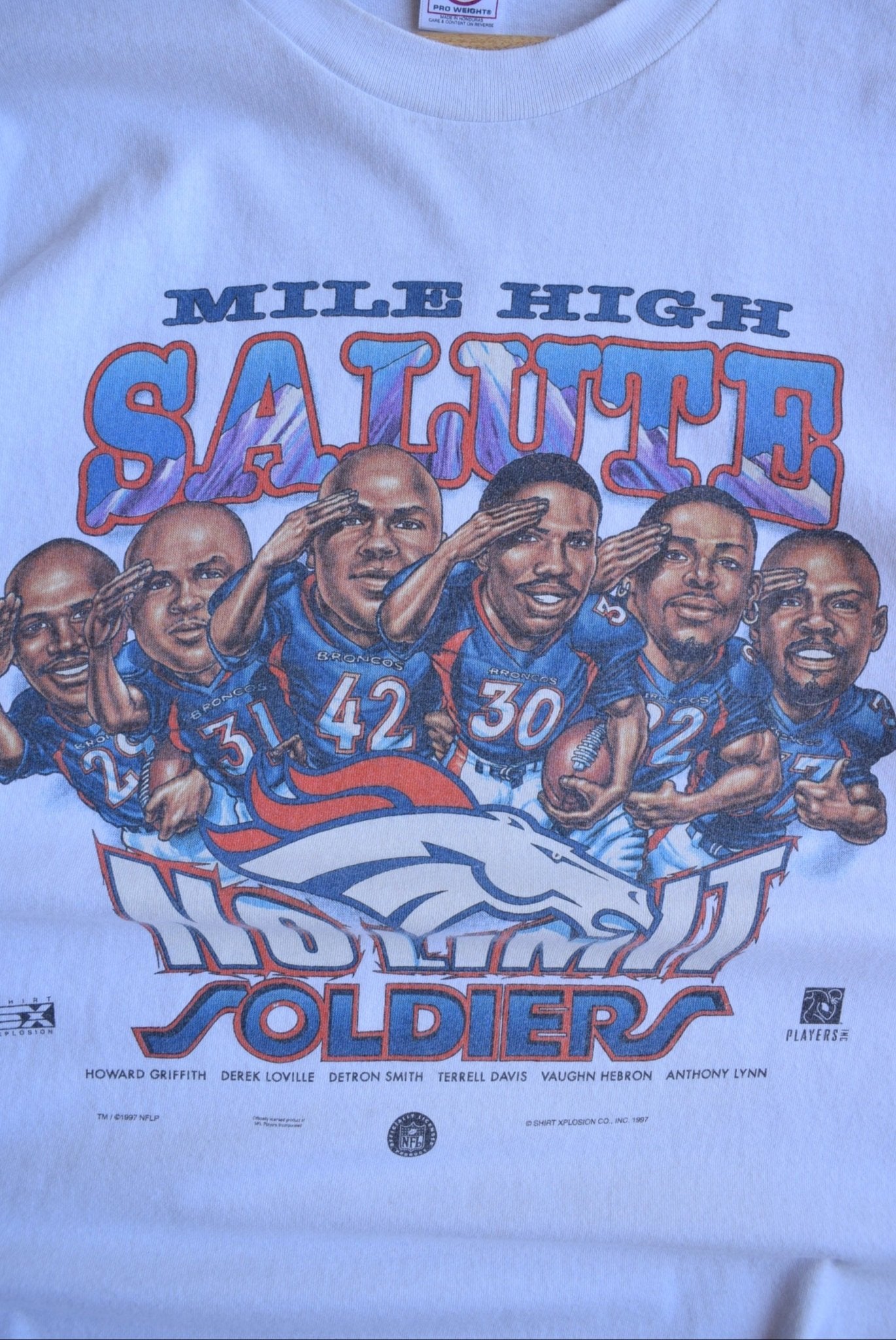 Vintage 1997 NFL Denver Broncos 'Mile High Salute' Tee (XL) - Retrospective Store