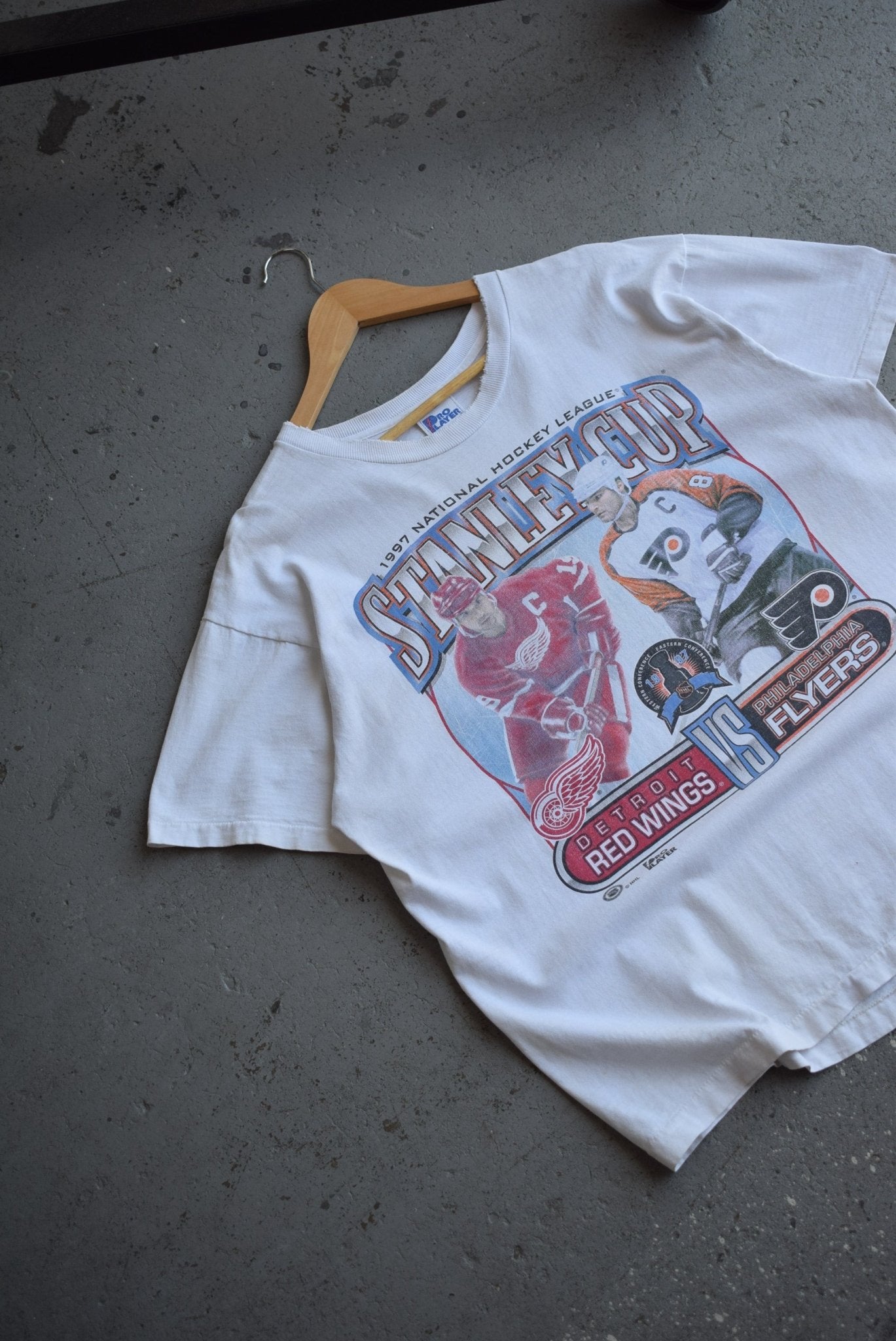 Vintage 1997 Pro - Player x NHL Red Wings vs Flyers Stanley Cup Tee (L) - Retrospective Store