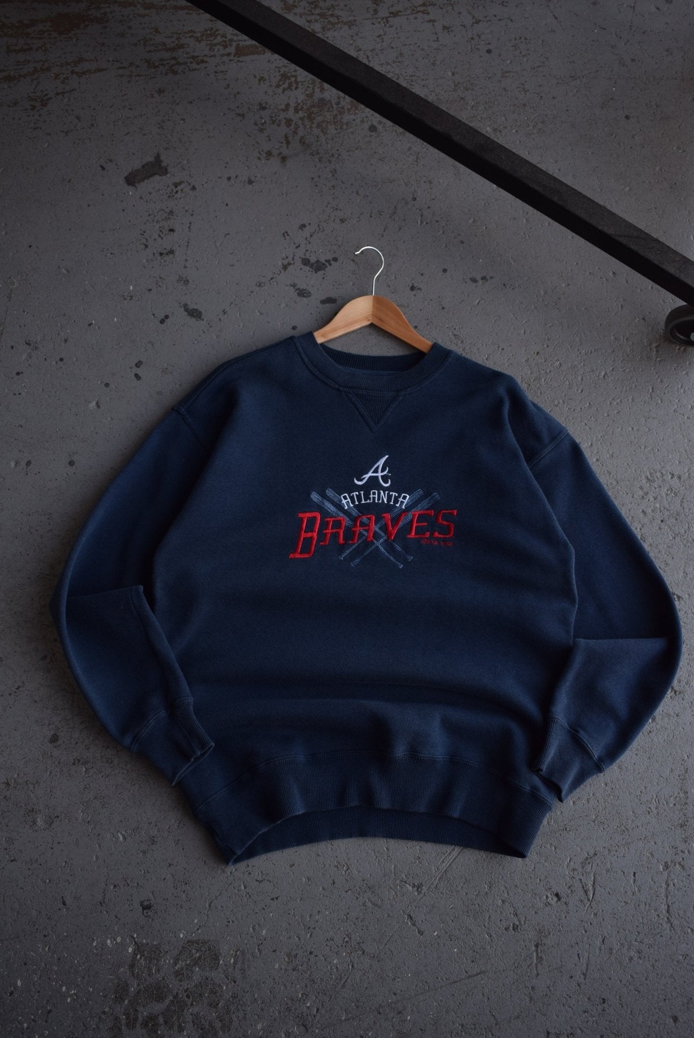 Vintage 1998 MLB Atlanta Braves Embroidered Crewneck (L) - Retrospective Store