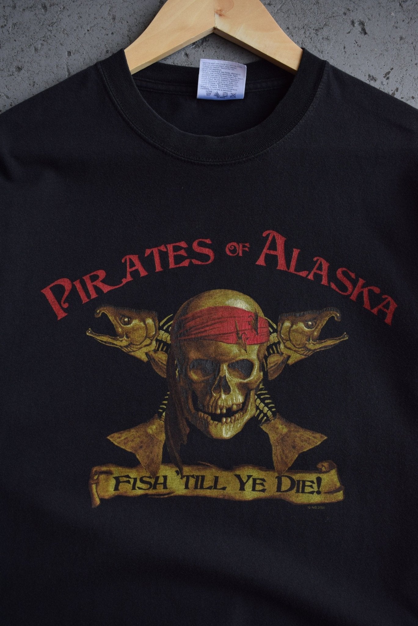 Vintage 2005 Pirates of Alaska 'Fish Till Ye Dead' Tee (M) - Retrospective Store