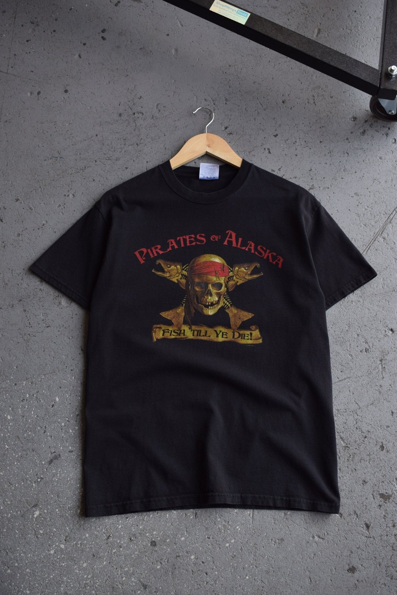 Vintage 2005 Pirates of Alaska 'Fish Till Ye Dead' Tee (M) - Retrospective Store