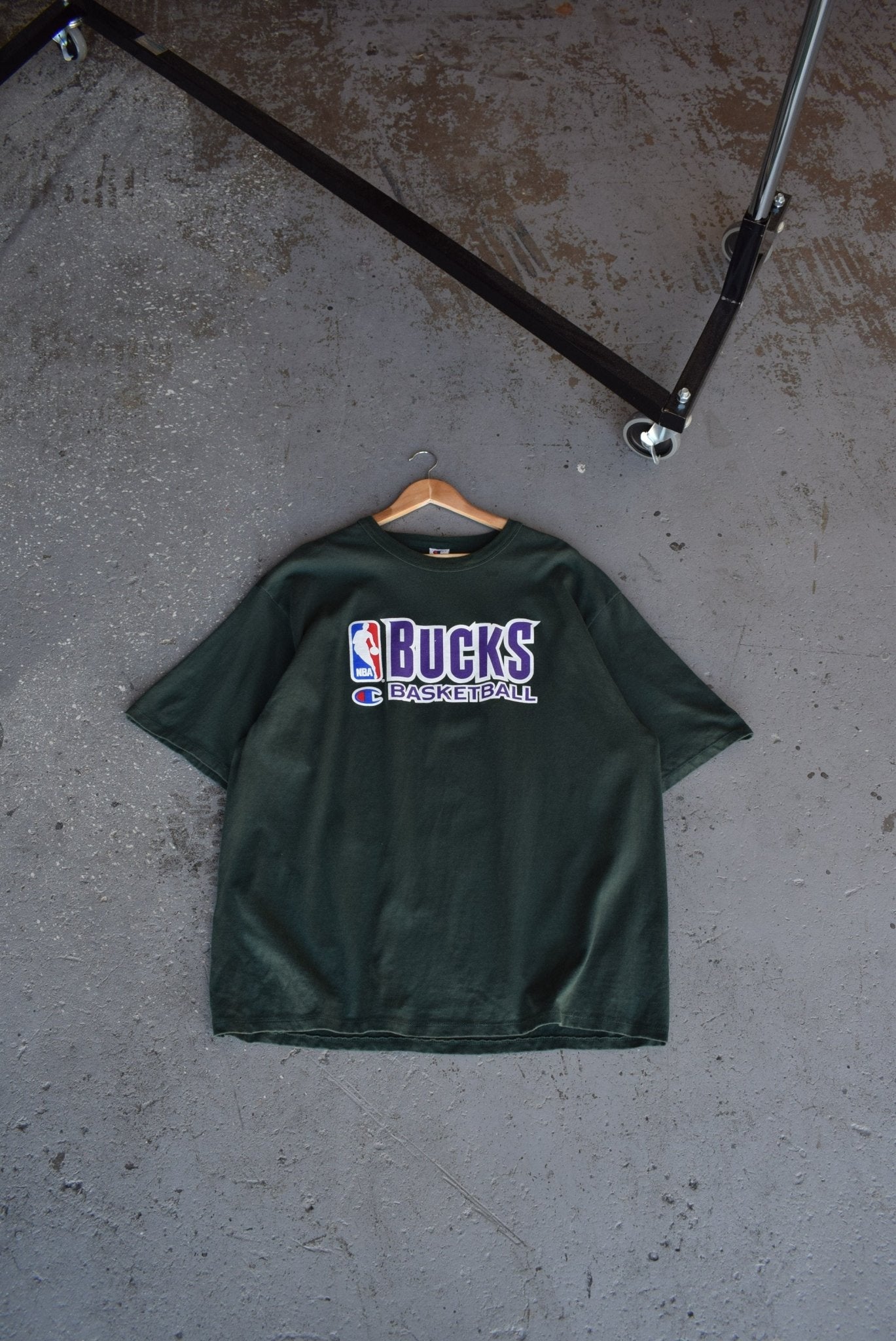 Vintage 90s Champion x Milwaukee Bucks Basketball Tee (XXL) - Retrospective Store