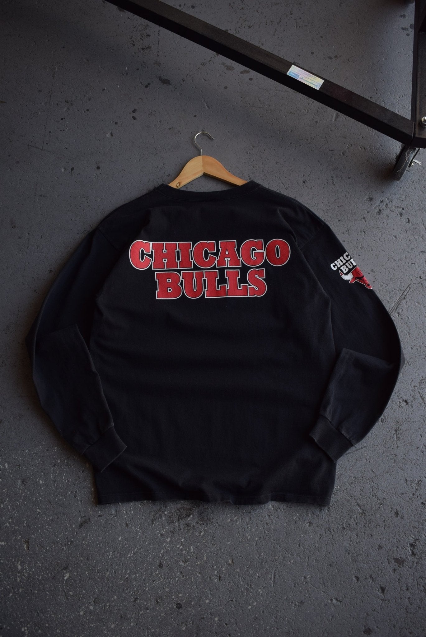 Vintage 90s Starter x NBA Chicago Bulls Long Sleeve Tee (M) - Retrospective Store