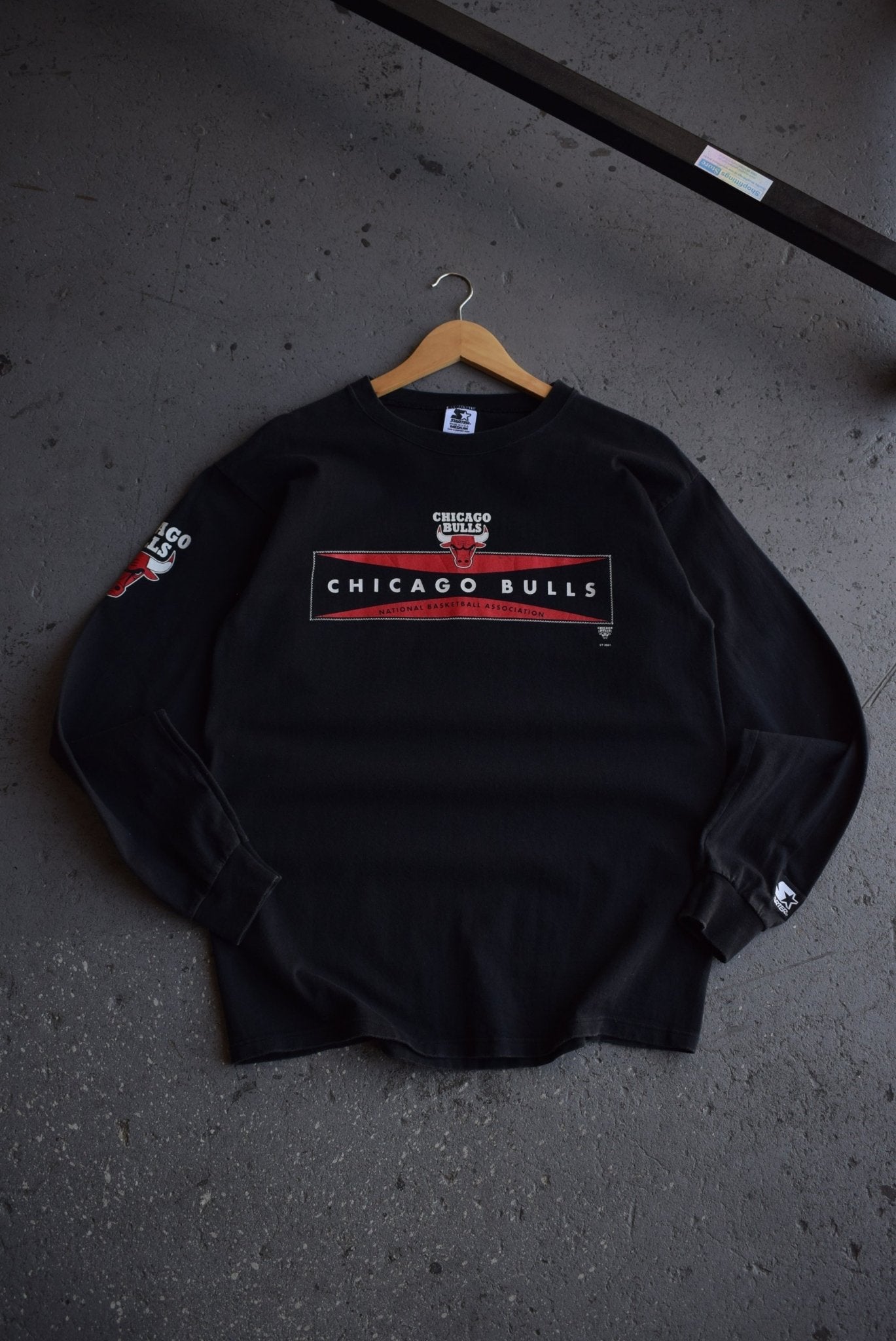 Vintage 90s Starter x NBA Chicago Bulls Long Sleeve Tee (M) - Retrospective Store