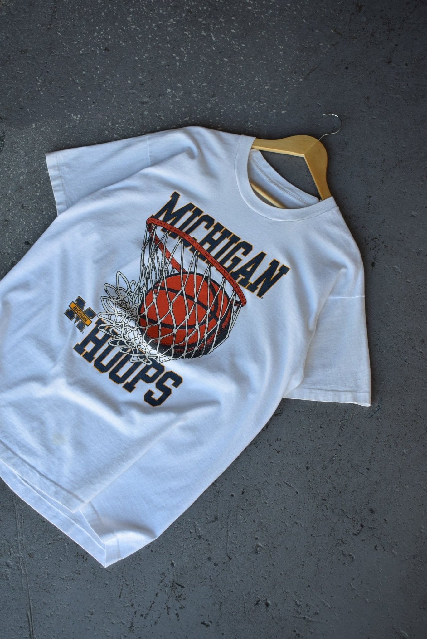 Vintage 90s University of Michicgan Hoops Tee (XL) - Retrospective Store