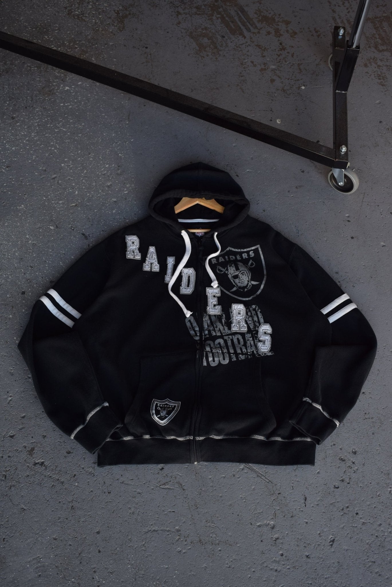 Vintage NFL Oakland Raiders Embroidered Hoodie (XXL) - Retrospective Store