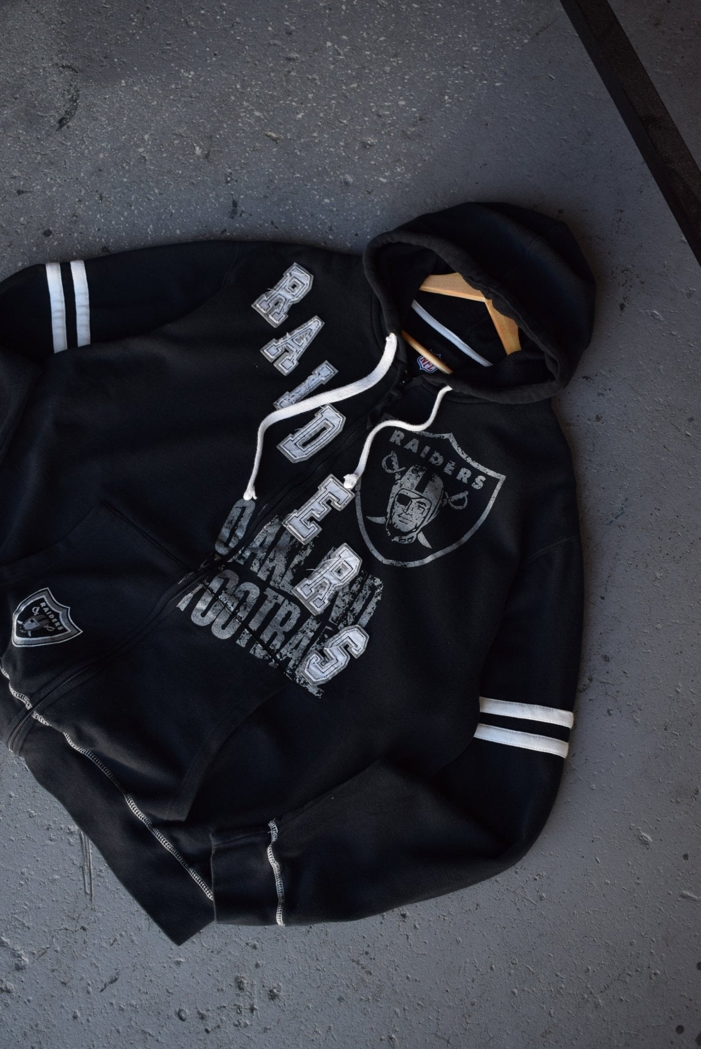 Vintage NFL Oakland Raiders Embroidered Hoodie (XXL) - Retrospective Store